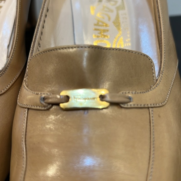 VTG Salvatore Ferragamo Leather Pumps Gold Tone Emblem Italy Size 10 - Picture 2 of 9